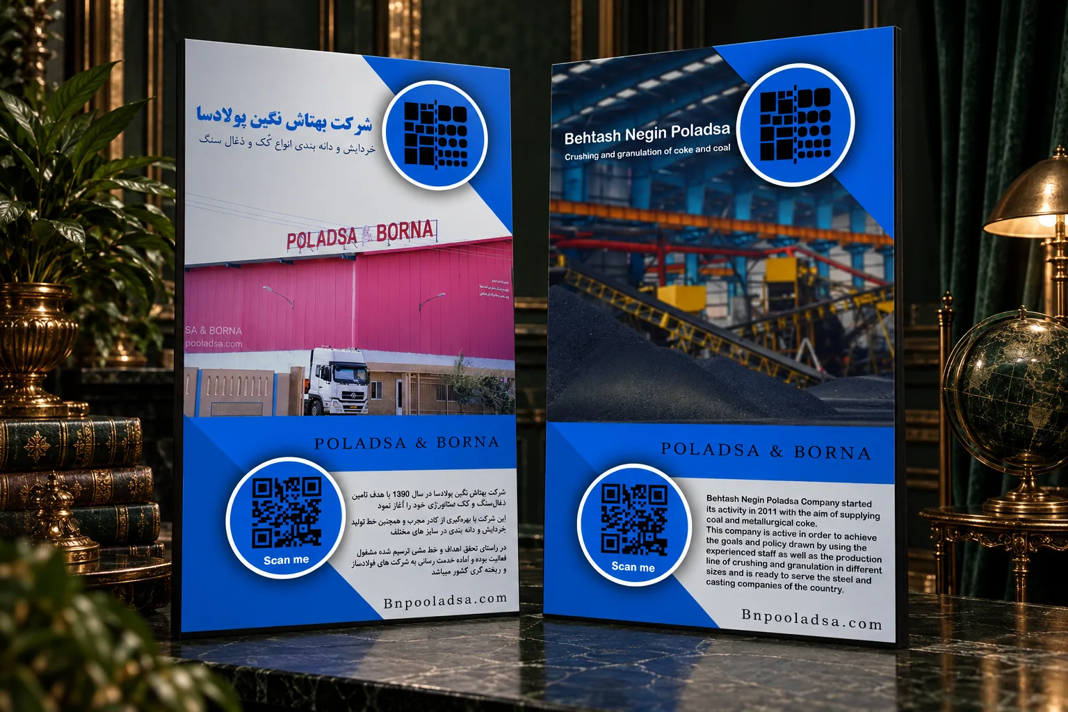دو پوستر نمایشگاهی فارسی و انگلیسی بهتاش نگین پولادسا روی استندهای مجزا در فضای نمایشگاهی